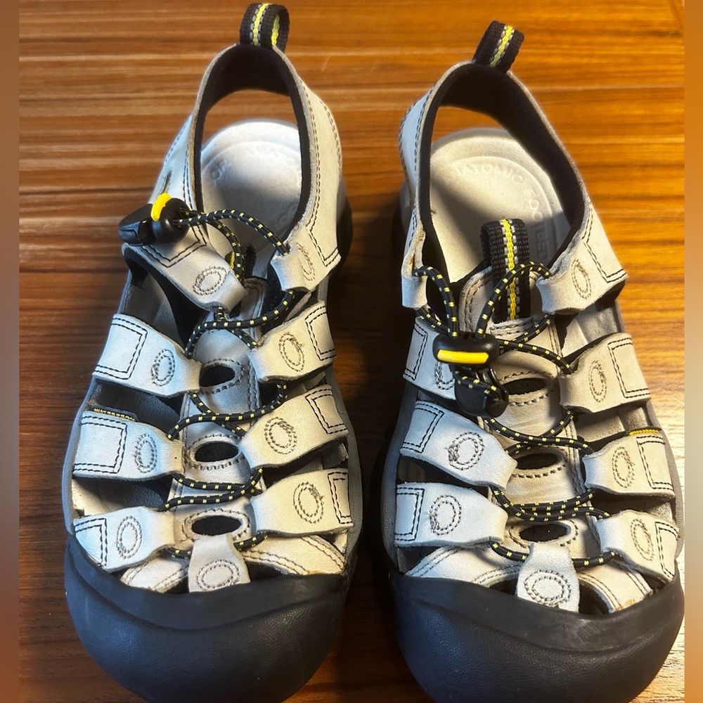 Keen women’s sandals tan beige size 6 excellent condition